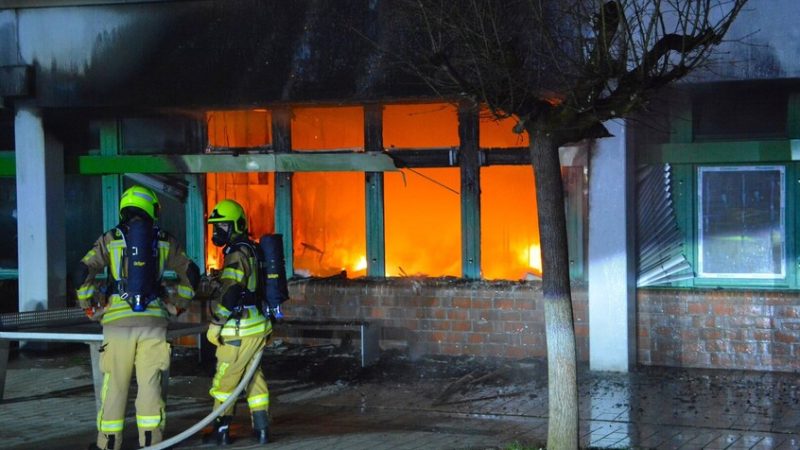 ألمانيا.. حريق هائل يلتهم مدرسة وتحذيرات للسكان بسبب الدخان (صور)