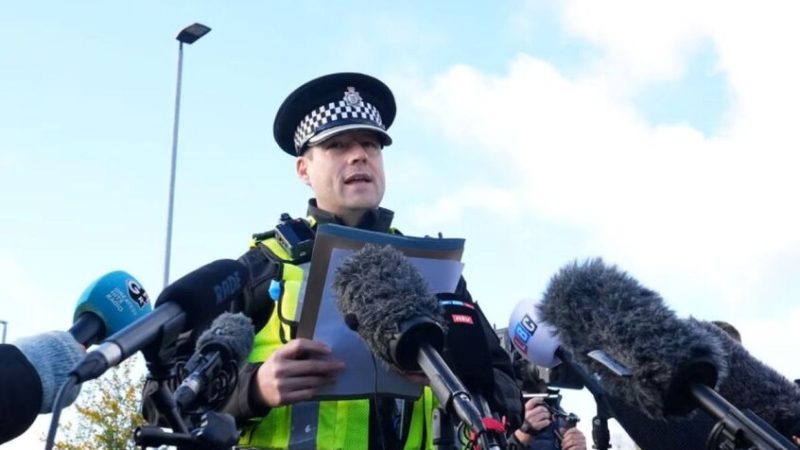 الشرطة البريطانية تؤكد أن هجوم القطار ليس إرهابيا وتكشف عن المشتبه بهما