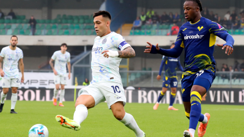 إنتر ميلان يلدغ فيرونا بهدف عكسي ويزاحم نابولي في صدارة الدوري الإيطالي