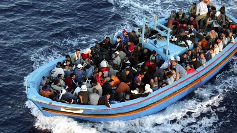 ليبيا.. ضبط 19 مهاجرا غير قانوني وتوقيف أحد المهربين في بنغازي