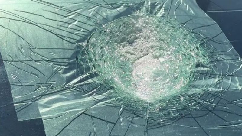 جسم غامض يصطدم بسيارة “تسلا” في حادثة نادرة تثير حيرة العلماء