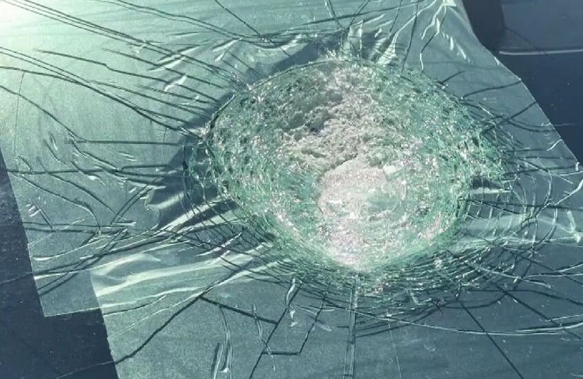 جسم غامض يصطدم بسيارة “تسلا” في حادثة نادرة تثير حيرة العلماء