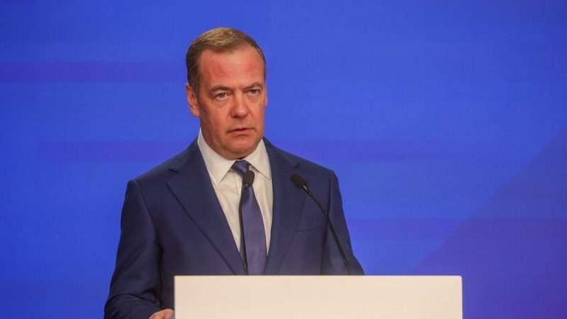 مدفيديف: الغرب أرسل إلى أوكرانيا 500 مليار يورو ونظام كييف سرق كميات ضخمة منها