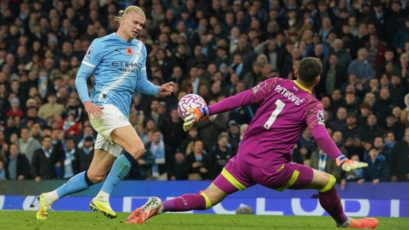 بطريقة مثيرة.. هالاند يحتفل بحصوله على جائزة جديدة (فيديو)