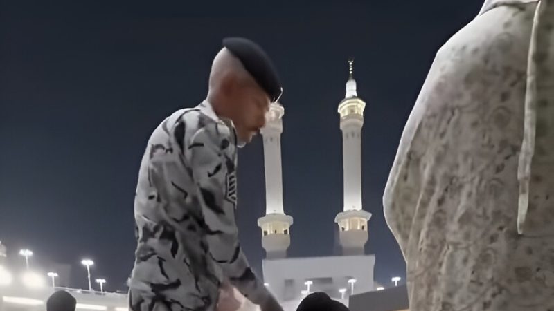 معتمر مصري يُضرب في الحرم المكي الحرام أمام زوجته .. فيديو يهز “فيسبوك”