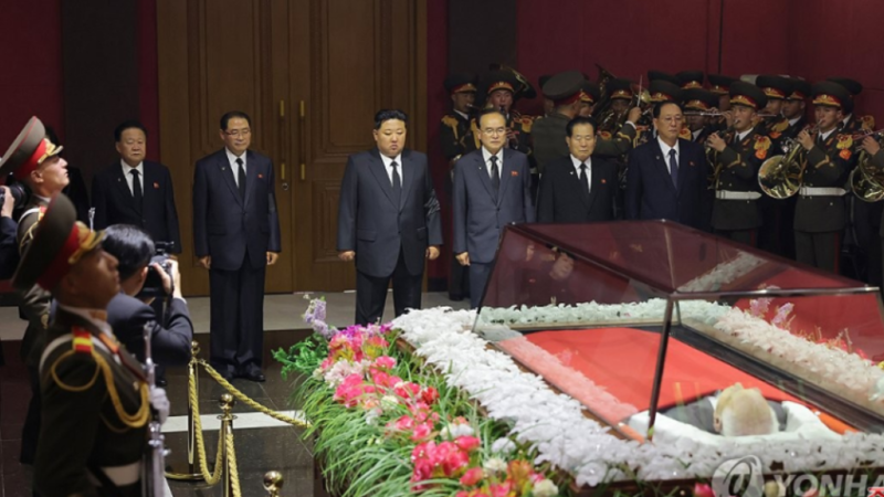 كوريا الشمالية تودع “كبير دبلوماسييها” بمشاركة كيم