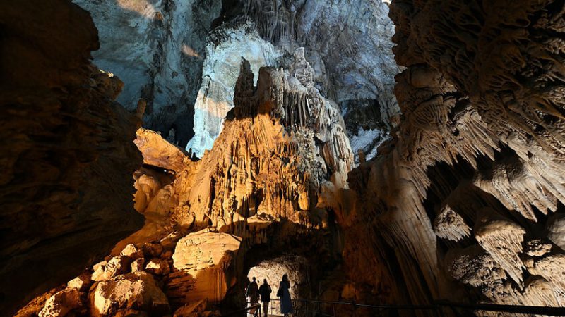 لبنان.. حفل زفاف داخل مغارة جعيتا يثير جدلا ووزارة السياحة توضح (فيديو)