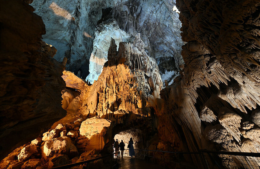لبنان.. حفل زفاف داخل مغارة جعيتا يثير جدلا ووزارة السياحة توضح (فيديو)