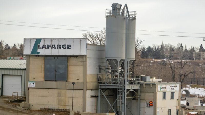 فرنسا: بدء محاكمة شركة لافارج بتهمة تمويل الإرهاب على خلفية مصنعها للإسمنت بسوريا