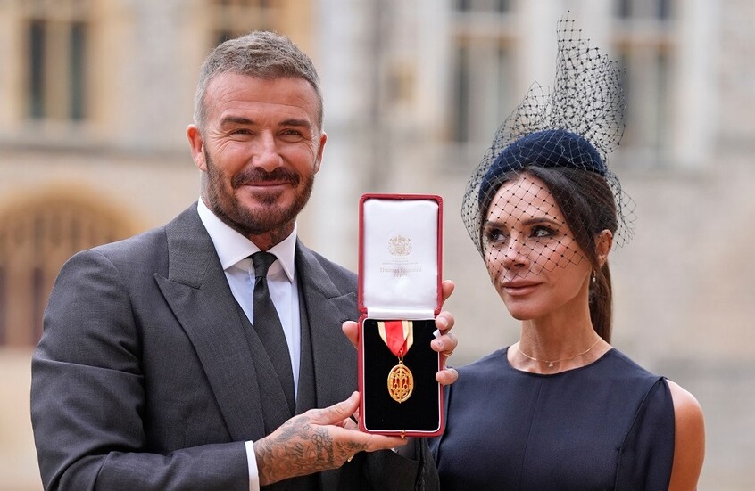 رسميا.. ديفيد بيكهام يحصل على لقب “السير” بعد تسلمه وسام الفارس من ملك بريطانيا (فيديو)