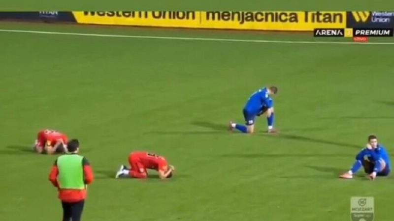 واقعة مأسوية.. انهيار اللاعبين بعد إعلان وفاة مدربهم أثناء المباراة