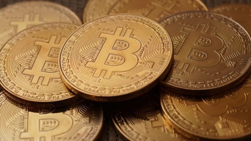 سعر البيتكوين ينخفض إلى 99,832 ألف دولار