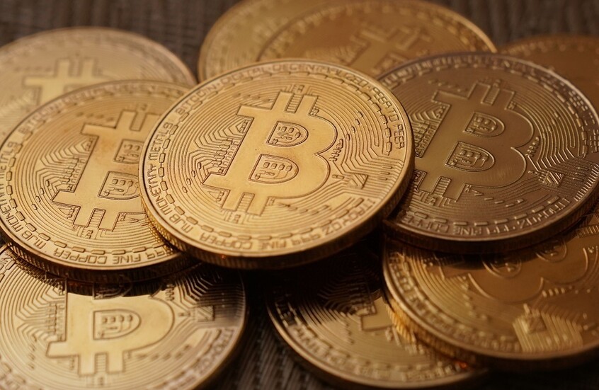 سعر البيتكوين ينخفض إلى 99,832 ألف دولار