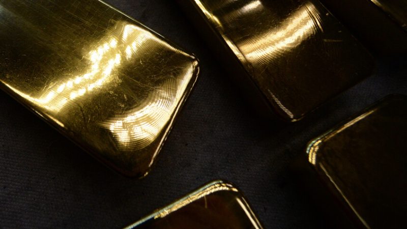 الذهب يعاود الصعود بعد هبوطه لأدنى مستوى أسبوعي