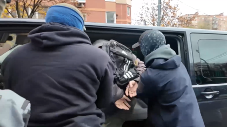 “حاول الفرار من البلاد”.. الأمن الروسي يلقي القبض على شخص سرب معلومات سرية لصالح دولة في الناتو