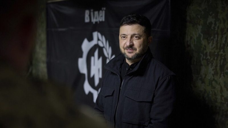 أستاذ نرويجي يعلق على تكريم زيلينسكي لجنود يحمل زيهم شعارا نازيا (صور)