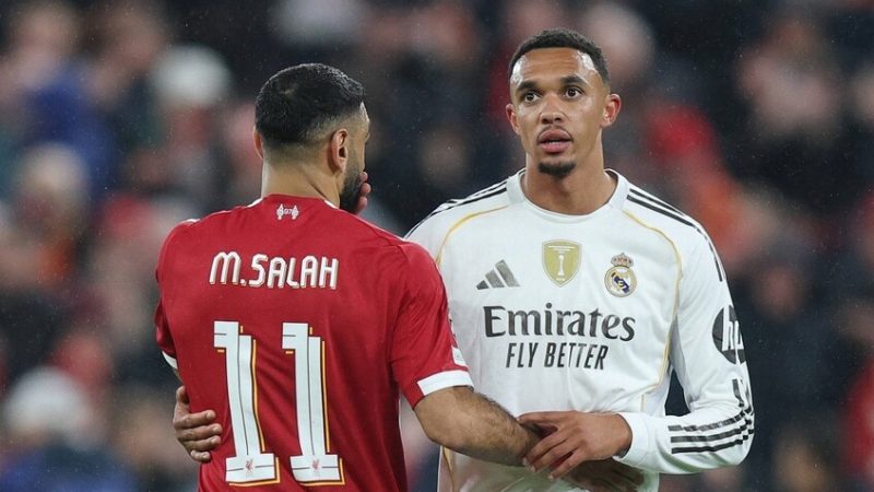 شاهد.. تصرف غريب من صلاح تجاه “المنبوذ” أرنولد بعد مباراة ليفربول وريال مدريد