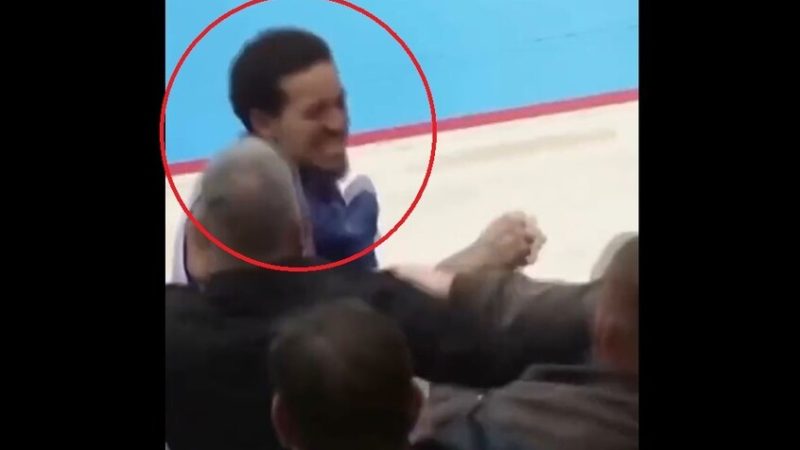 شاهد.. طرد لاعب أمريكي طوله (201 سم) بعد اعتدائه على مشجع