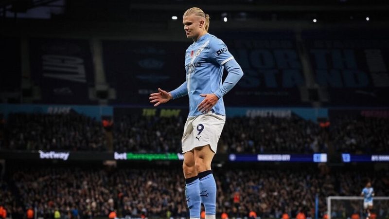 “الرجل الآلي” هالاند يواجه فريقه السابق.. التشكيلة والقنوات الناقلة