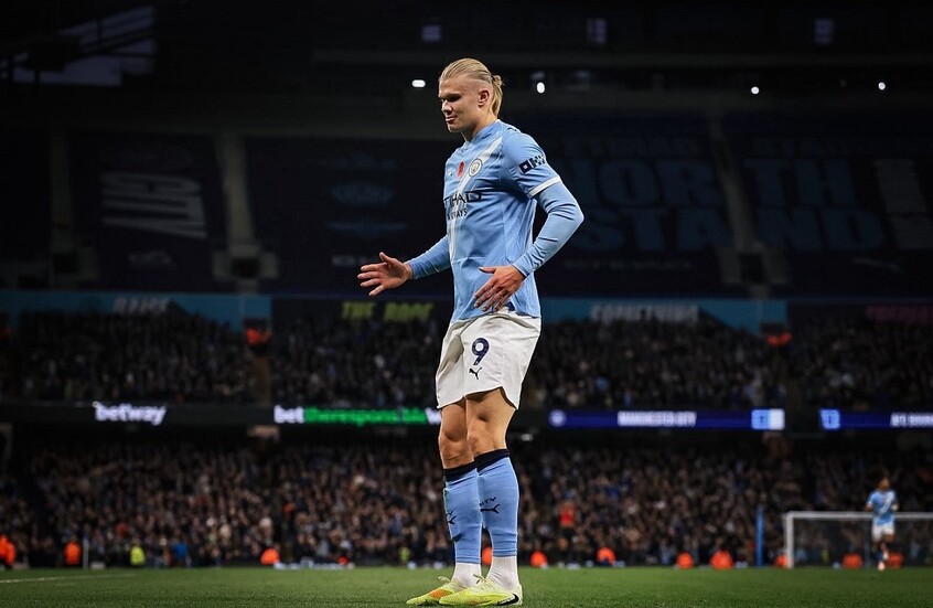 “الرجل الآلي” هالاند يواجه فريقه السابق.. التشكيلة والقنوات الناقلة