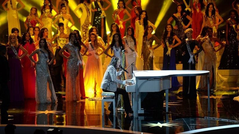 فرض عقوبات على نائب رئيس مسابقة ملكة جمال الكون بعد فضيحة إهانته إحدى “الملكات”