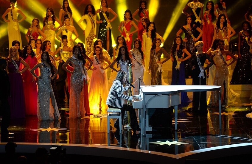 فرض عقوبات على نائب رئيس مسابقة ملكة جمال الكون بعد فضيحة إهانته إحدى “الملكات”