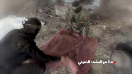 “هذا هو المشهد الحقيقي”.. “كتائب القسام” تبث مشاهد حول حقيقة استخراج جثث الأسرى