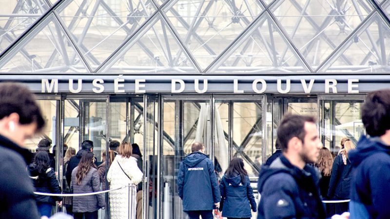 تقرير حكومي فرنسي يكشف ثغرات أمنية خطيرة في متحف اللوفر