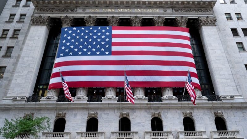 تقرير: المستثمرون يعودون بقوة إلى أسهم النمو الأمريكية