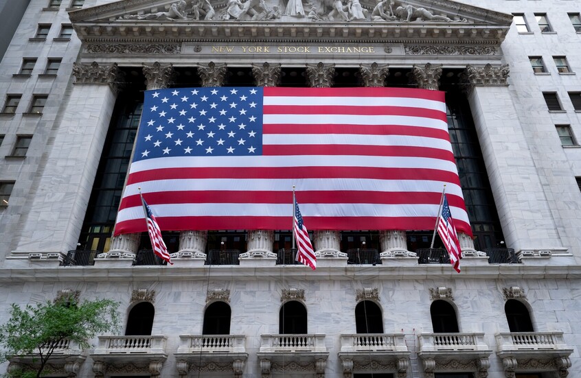 تقرير: المستثمرون يعودون بقوة إلى أسهم النمو الأمريكية