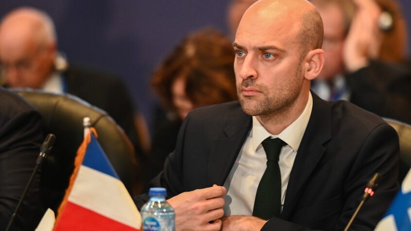 فرنسا تجري “حوارا لا بد منه” مع الجزائر للإفراج عن صنصال وغليز