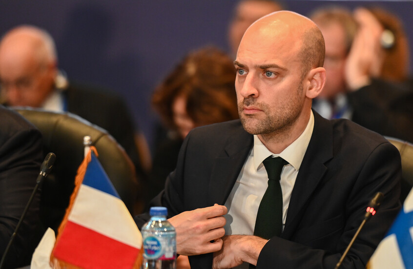 فرنسا تجري “حوارا لا بد منه” مع الجزائر للإفراج عن صنصال وغليز