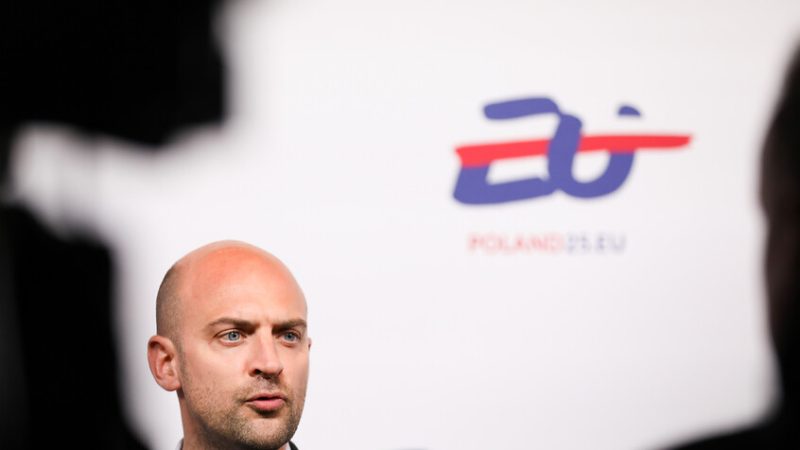 وزير الخارجية الفرنسي: باريس تؤيد إعادة التفاوض بشأن اتفاقية 1968 مع الجزائر