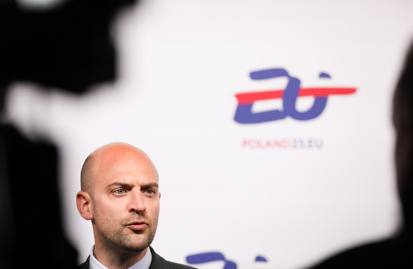 وزير الخارجية الفرنسي: باريس تؤيد إعادة التفاوض بشأن اتفاقية 1968 مع الجزائر