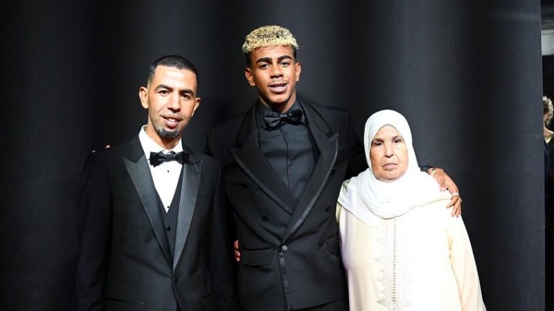 بعد انفصال ابنه عن صديقته.. والد لامين جمال يعلن ارتباطه بفتاة (صورة)