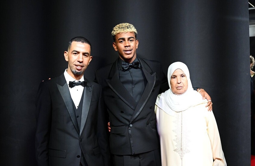 بعد انفصال ابنه عن صديقته.. والد لامين جمال يعلن ارتباطه بفتاة (صورة)