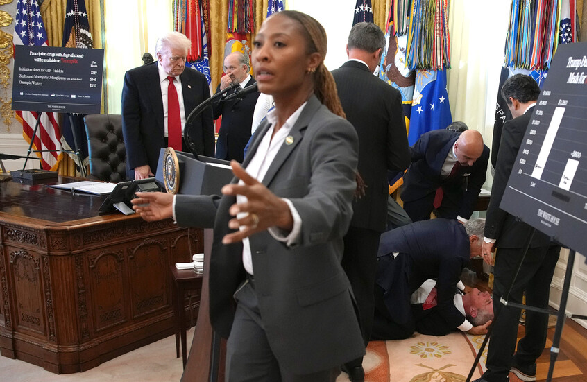 انهيار أحد ضيوف البيت الأبيض أمام ترامب والكاميرات (فيديو)