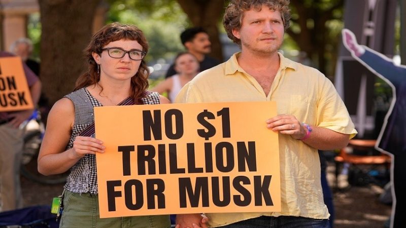مستثمرو تسلا يوافقون على دفع مكافأة لماسك بقيمة تريليون دولار