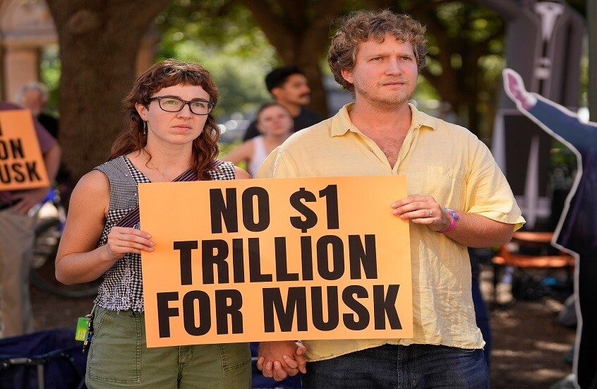 مستثمرو تسلا يوافقون على دفع مكافأة لماسك بقيمة تريليون دولار