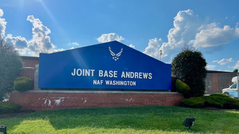 نقل عدة أشخاص من قاعدة عسكرية أمريكية إلى المستشفى بعد فتح طرد يحتوي على مسحوق مجهول