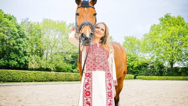 فارسة فلسطينية تحقق إنجازا تاريخيا في اتحاد الفروسية العالمي