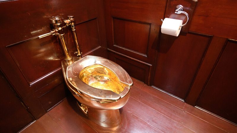 ملياردير يعرض مرحاضا ذهبيا للبيع في المزاد