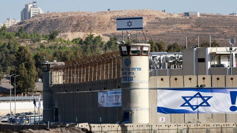 أسير محرر يكشف ما يقال عن مصر في السجون الإسرائيلية بين الجنود