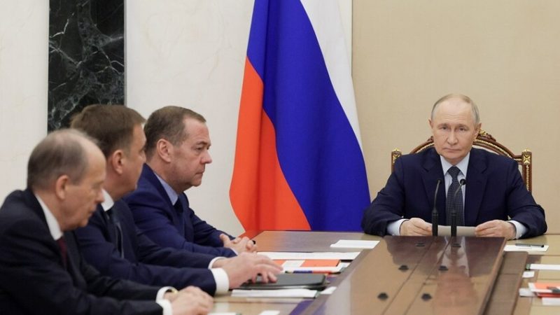 بوتين يبحث سير تطوير الجيش والقوات المسلحة