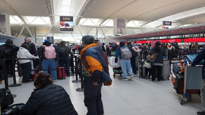 فوضى وقلق.. إلغاء وتأخر آلاف الرحلات الجوية في المطارات الأمريكية مع استمرار الإغلاق الحكومي