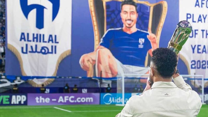 أول تعليق من سالم الدوسري بعد ترشيحه لتشكيلة العام من فيفا (فيديو)