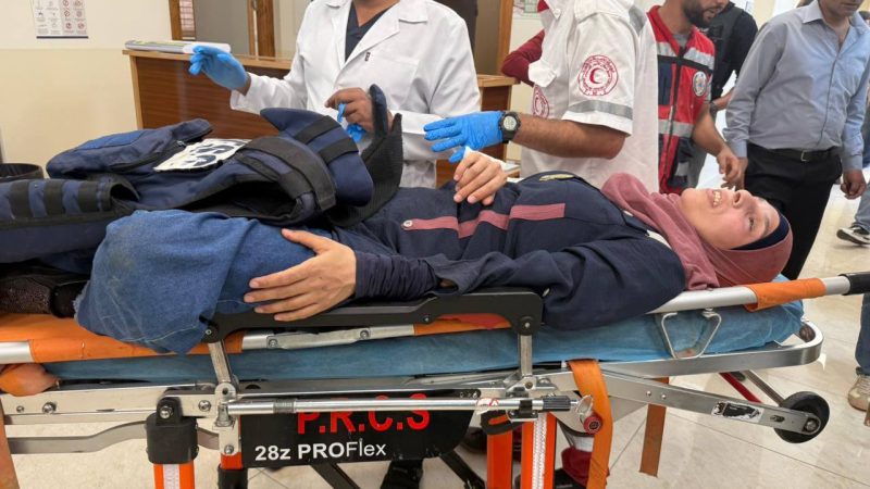  مستوطنون يعتدون على مسعفين ومتضامنين أجانب خلال قطف الزيتون (صور)