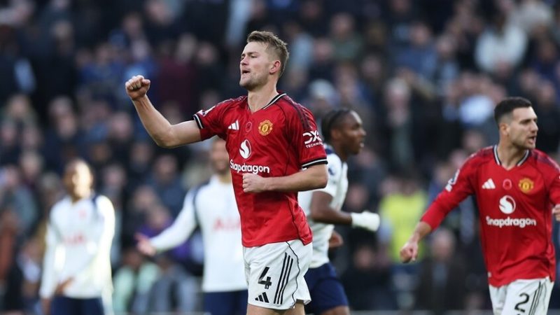 مانشستر يونايتد ينجو من الهزيمة في الوقت القاتل