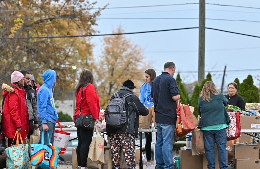 الإغلاق الحكومي يثقل كاهل اقتصاد واشنطن المتعثر أصلا وآلاف الأسر تتجه إلى حافة الانهيار المالي