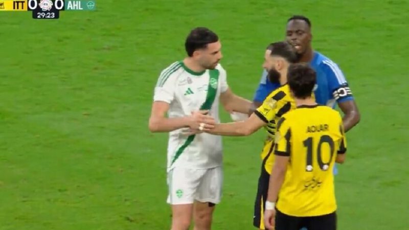 مشاجرة بين الجزائري حسام عوار والتركي ديميرال في “ديربي” جدة.. فيديو